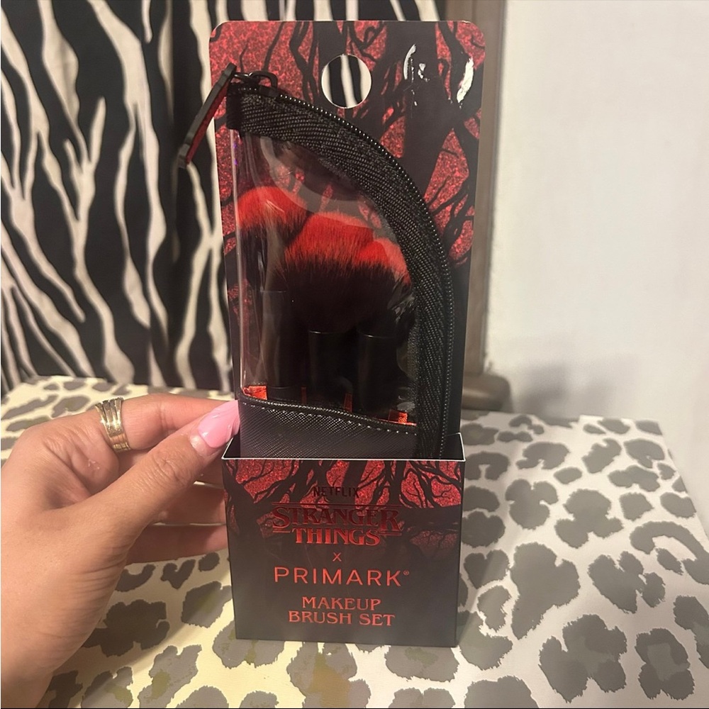 Stranger Things X Primark 3 Pc Make Up Brush Set Limited edition - Picture 2 of 11